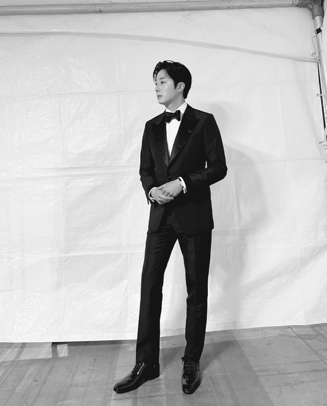 Jung Il Woo menjadi pasangan Yuri Girls’ Generation saat membacakan nominasi Baeksang Award 2021. Lewat akun Instagram, sang aktor membagikan foto dirinya mengenakan setelan dari Tom Ford dan jam tangan Patek Philippe. Foto: dok. Instagram jilwww