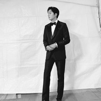 Jung Il Woo menjadi pasangan Yuri Girls’ Generation saat membacakan nominasi Baeksang Award 2021. Lewat akun Instagram, sang aktor membagikan foto dirinya mengenakan setelan dari Tom Ford dan jam tangan Patek Philippe. Foto: dok. Instagram jilwww