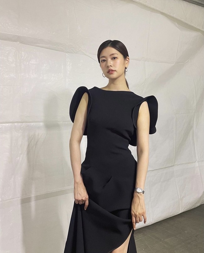 Jung So Min turut membacakan nominasi Baeksang Award 2021 bersama lawan mainnya, Kim Ji Suk di drama Korea Monthly House. Penampilannya tak kalah elegan dalam balutan ’Monumental Gown’ dari MATICEVSKI. Foto: dok. Instagram somin_jj