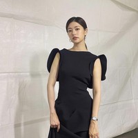 Jung So Min turut membacakan nominasi Baeksang Award 2021 bersama lawan mainnya, Kim Ji Suk di drama Korea Monthly House. Penampilannya tak kalah elegan dalam balutan ’Monumental Gown’ dari MATICEVSKI. Foto: dok. Instagram somin_jj