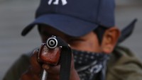 Tahun lalu, sejumlah anak di desa lain juga sempat melakukan latihan angkat senjata semacam ini. Namun, Presiden Meksiko, Andres Manuel Lopez Obrador, mengkritik latihan itu.   