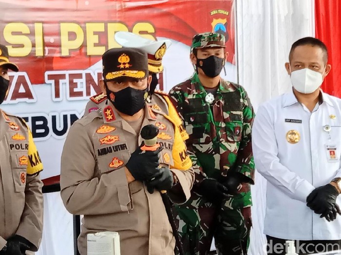 Kapolda Jateng Irjen Ahmad Luthfi di TKP ledakan petasan maut dan Mapolres Kebumen, Jumat (14/5/2021).
