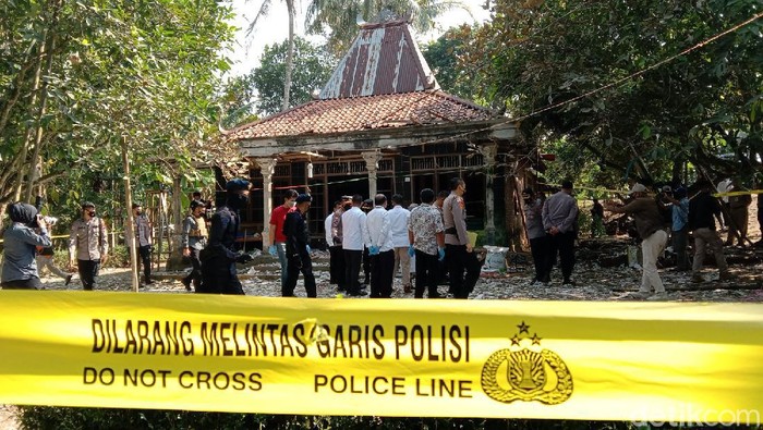 Kapolda Jateng Irjen Ahmad Luthfi di TKP ledakan petasan maut dan Mapolres Kebumen, Jumat (14/5/2021).