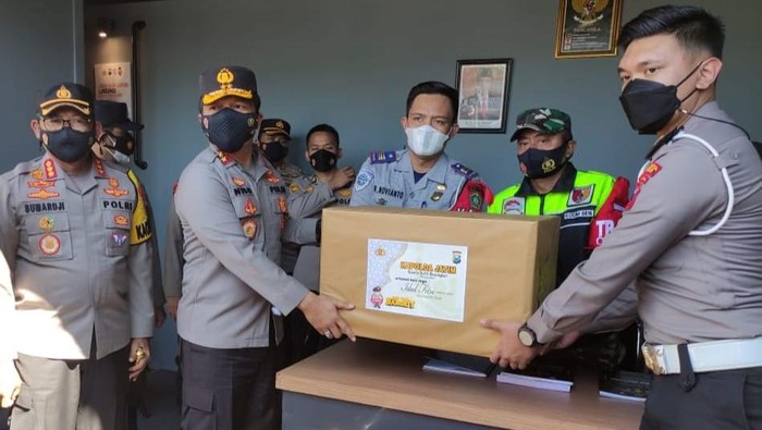 Kapolda Jatim Irjen Nico Afianta pantau pos pam taman pinang sidoarjo