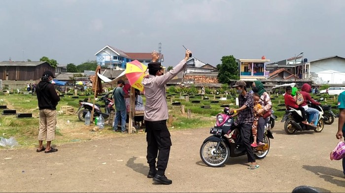 Kapolsek Kalideres Kompol Slamet Riyadi turun langsung membubarkan peziarah yang datang ke TPU Tegal Alur, Jakarta Barat (Jakbar).