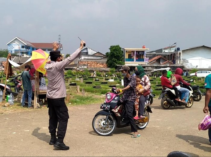Kapolsek Kalideres Kompol Slamet Riyadi turun langsung membubarkan peziarah yang datang ke TPU Tegal Alur, Jakarta Barat (Jakbar).