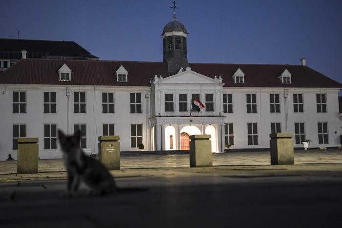 Suasana area Museum Fatahillah yang sepi di kawasan wisata Kota Tua, Jakarta, Kamis (13/5/2021). Pemerintah Provinsi DKI Jakarta menutup kawasan wisata Kota Tua hingga Minggu (16/5) untuk mengurangi kerumunan selama libur Lebaran 2021. ANTARA FOTO/Hafidz Mubarak A/rwa.