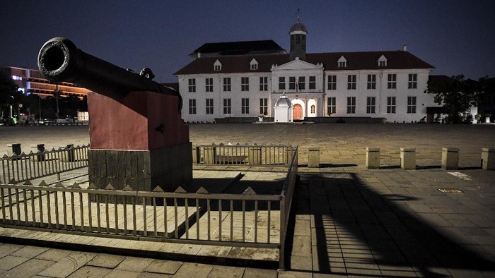 Suasana area Museum Fatahillah yang sepi di kawasan wisata Kota Tua, Jakarta, Kamis (13/5/2021). Pemerintah Provinsi DKI Jakarta menutup kawasan wisata Kota Tua hingga Minggu (16/5) untuk mengurangi kerumunan selama libur Lebaran 2021. ANTARA FOTO/Hafidz Mubarak A/rwa.