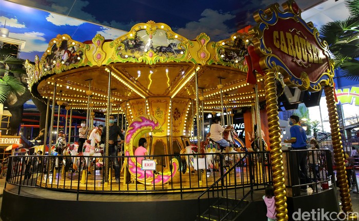 Setelah setahun tutup, Trans Studio Cibubur kembali dibuka pada hari ini. Pengunjung pun antusias menjajal beragam wahana permainan indoor di sana.