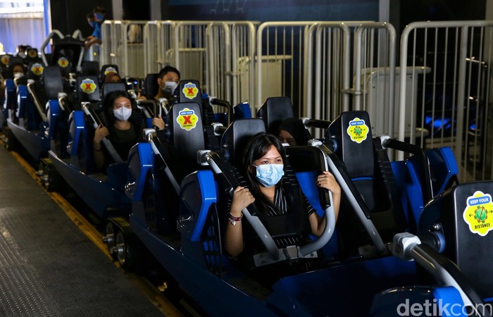 Setelah setahun tutup, Trans Studio Cibubur kembali dibuka pada hari ini. Pengunjung pun antusias menjajal beragam wahana permainan indoor di sana.