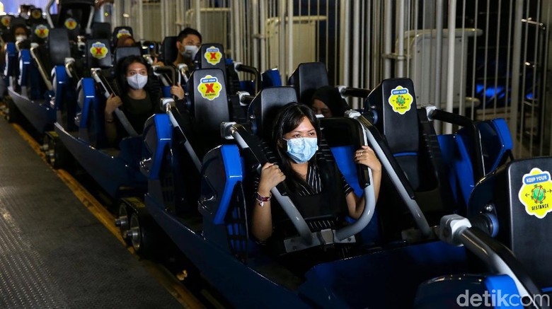 Kembali Dibuka, Pengunjung Antusias Bermain di Trans Studio Cibubur Setelah setahun tutup, Trans Studio Cibubur kembali dibuka pada hari ini. Pengunjung pun antusias menjajal beragam wahana permainan indoor di sana.