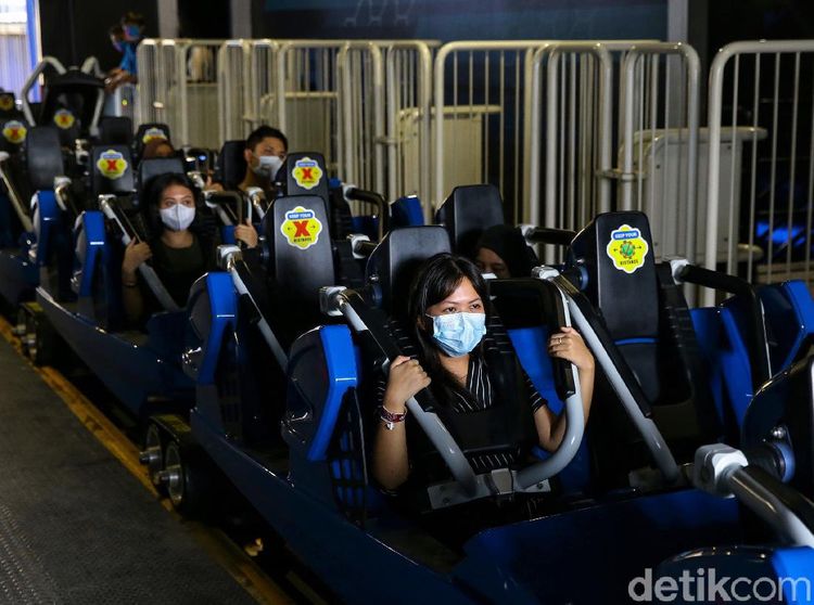 Kembali Dibuka, Pengunjung Antusias Bermain di Trans Studio Cibubur