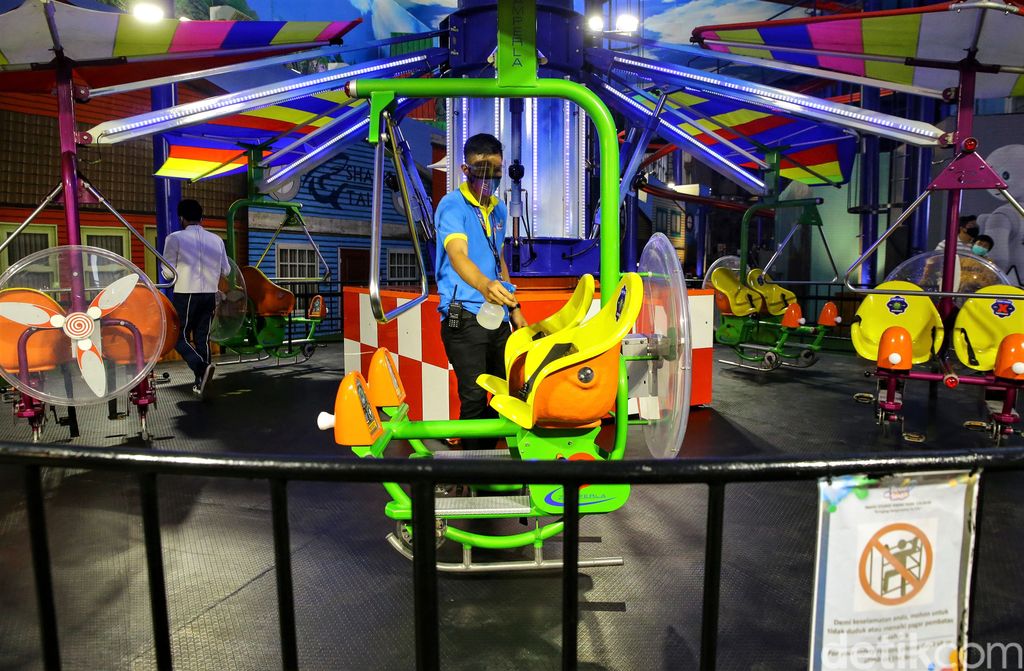 Setelah setahun tutup, Trans Studio Cibubur kembali dibuka pada hari ini. Pengunjung pun antusias menjajal beragam wahana permainan indoor di sana.