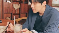 Pemeran Han Ji Pyeong ini juga suka sekali nongkrong di kafe. Seperti momennya satu ini, Kim Seon Ho memesan Iced Americano dan kue cokelat. Foto: Instgram @seonho__kim