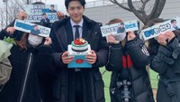 Seperti momennya memegang cake cantik yang diberikan oleh para penggemar saat syuting episode terakhir drama Start-Up tahun lalu. Foto: Instgram @seonho__kim