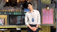 Food truck yang dikirimkan untuknya adalah berisikan aneka jenis kopi yang nikmat. Untuk mengapresiasinya, Kim Seon Ho berpose di sana. Foto: Instgram @seonho__kim
