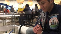 Kim Seon Ho sempat mengunjungi IKEA Korea. Di sana ia memesan pasta dan meatball yang merupakan hidangan ikonik di IKEA. Foto: Instgram @seonho__kim