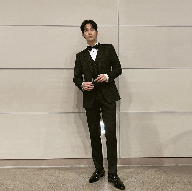 Aktor Korea dengan bayaran termahal ini termasuk dalam nominasi Aktor Terbaik untuk penampilannya dalam It’s Okay Not to Be Okay. Kim Soo Hyun memilih setelan hitam dengan motif floral, yang dipadukan dengan vest serupa. Foto: dok. Instagram soohyun_k216