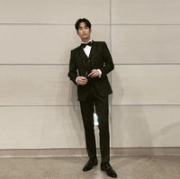 Aktor Korea dengan bayaran termahal ini termasuk dalam nominasi Aktor Terbaik untuk penampilannya dalam It’s Okay Not to Be Okay. Kim Soo Hyun memilih setelan hitam dengan motif floral, yang dipadukan dengan vest serupa. Foto: dok. Instagram soohyun_k216