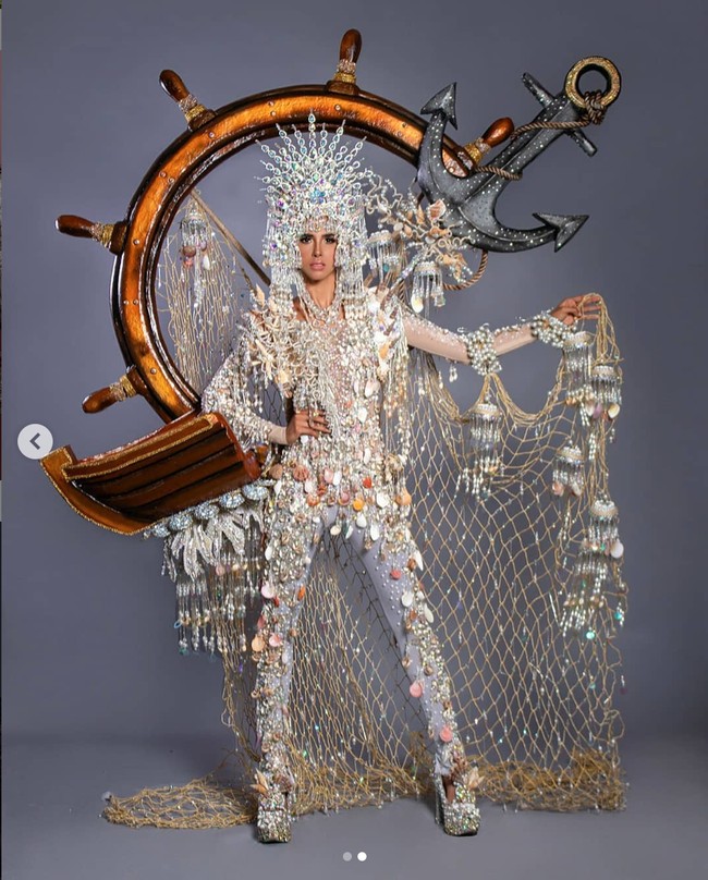 Selanjutnya ada kostum nasional dari Miss Universe Panama, Carmen Isabel Jaramillo. Kostum yang didesain oleh Royer Perez dan Abdul Habid Juliao Esturain itu didominasi warna silver. Terdapat aksen berupa jangkar dan beberapa bagian kapal. Foto: Instagram