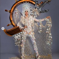 Selanjutnya ada kostum nasional dari Miss Universe Panama, Carmen Isabel Jaramillo. Kostum yang didesain oleh Royer Perez dan Abdul Habid Juliao Esturain itu didominasi warna silver. Terdapat aksen berupa jangkar dan beberapa bagian kapal. Foto: Instagram