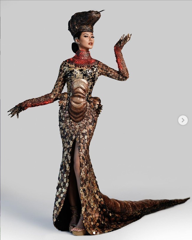 Miss Universe Indonesia, Ayu Maulida Putri membawakan kostum nasional bertema komodo yang merupakan kolaborasi dari Fashion Designer Diana M Putri dari Diana Couture dan Accessories Designers Yuling Hoo dan Silvy Prajogo dari Le Ciel Design. Kostum komodo itu panjangnya mencapai 10 kaki dan beratnya lebih dari 300 pound atau 136 kg. Foto: Instagram