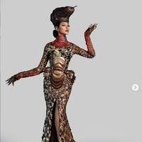 Miss Universe Indonesia, Ayu Maulida Putri membawakan kostum nasional bertema komodo yang merupakan kolaborasi dari Fashion Designer Diana M Putri dari Diana Couture dan Accessories Designers Yuling Hoo dan Silvy Prajogo dari Le Ciel Design. Kostum komodo itu panjangnya mencapai 10 kaki dan beratnya lebih dari 300 pound atau 136 kg. Foto: Instagram