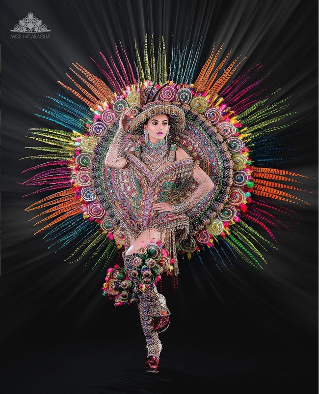Kostum nasional Miss Universe Nicaragua, Ana Marcelo ini memiliki bermacam warna-warna terang seperti merah muda, oranye, hijau neon, dan biru muda. Bagian-bagian pada kostumnya pun dibuat menggunakan tangan oleh pengrajin di sana. Foto: Instagram