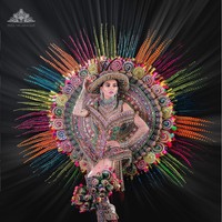 Kostum nasional Miss Universe Nicaragua, Ana Marcelo ini memiliki bermacam warna-warna terang seperti merah muda, oranye, hijau neon, dan biru muda. Bagian-bagian pada kostumnya pun dibuat menggunakan tangan oleh pengrajin di sana. Foto: Instagram