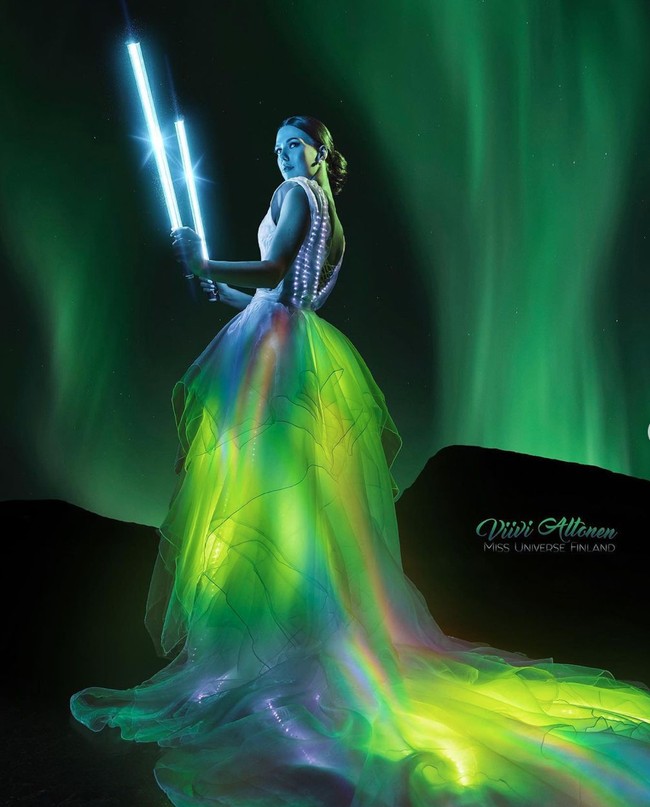 Miss Universe Finland, Viivi Altonen, terlihat membawakan kostum nasional yang cukup unik dan bisa menyala. Menurut keterangan di salah satu unggahan Instagramnya, gaun tersebut memakan waktu hampir 8 bulan unttuk proses pembuatannya. Foto: Instagram