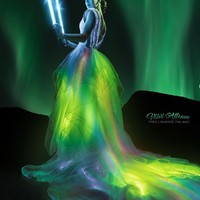 Miss Universe Finland, Viivi Altonen, terlihat membawakan kostum nasional yang cukup unik dan bisa menyala. Menurut keterangan di salah satu unggahan Instagramnya, gaun tersebut memakan waktu hampir 8 bulan unttuk proses pembuatannya. Foto: Instagram