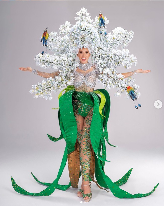 Kostum nasional unik yang satu ini dikenakan oleh Miss Universe El Salvador, Vanessa Velasquez. Kostum yang didominasi warna putih dan hijau itu merupakan karya dari Francisco Guerrero dan terinspirasi dari bunga nasional di El Salvador, Flor de Izote. Foto: Instagram