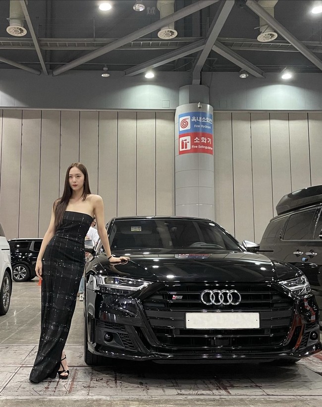 Member grup f(x) yang mendapat julukan Ice Princess ini tampil elegan mengenakan gaun dari koleksi Ralph Lauren. Krystal Jung tak mengenakan banyak perhiasan namun terlihat classy dengan jam tangan dari Chaumet. Foto: dok. Instagram vousmevoyez