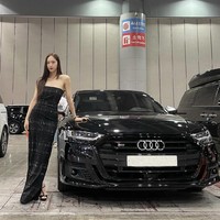 Member grup f(x) yang mendapat julukan Ice Princess ini tampil elegan mengenakan gaun dari koleksi Ralph Lauren. Krystal Jung tak mengenakan banyak perhiasan namun terlihat classy dengan jam tangan dari Chaumet. Foto: dok. Instagram vousmevoyez