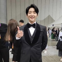 Meski tak membawa pulang piala Aktor Terbaik, penampilan bintang drama Korea Flower of Evil ini tetap mencuri perhatian. Lee Joon Gi memilih setelan hitam yang memiliki detail beludru pada bagian kerah. Foto: dok. Instagram actor_jg