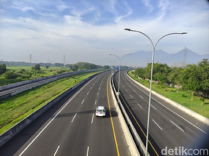 Masa larangan mudik 2021 akan berlaku hingga 17 Mei mendatang. Sehingga di hari kedua Lebaran ini, jalan tol dari arah Surabaya ke Malang atau sebaliknya tampak lengang.