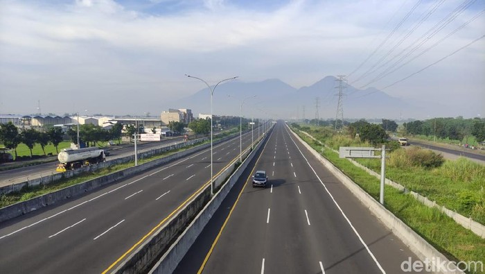 Masa larangan mudik 2021 akan berlaku hingga 17 Mei mendatang. Sehingga di hari kedua Lebaran ini, jalan tol dari arah Surabaya ke Malang atau sebaliknya tampak lengang.