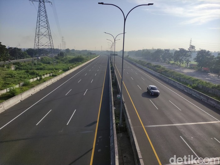 Masa larangan mudik 2021 akan berlaku hingga 17 Mei mendatang. Sehingga di hari kedua Lebaran ini, jalan tol dari arah Surabaya ke Malang atau sebaliknya tampak lengang.