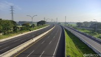 Saat melintas di jalan tol, kondisinya sangat sepi. Mulai dari Gresik sampai di Sidoarjo, ia tidak merasa didahului kendaraan lain. 