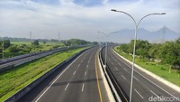 Hal yang sama disampaikan Kurniawan (28) warga Buduran, Sidoarjo. Ia yang juga driver taksi online mengatakan, di hari pertama dan kedua Lebaran, jalan-jalan protokol dan tol tampak lengang. 