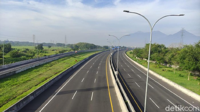 Masa larangan mudik 2021 akan berlaku hingga 17 Mei mendatang. Sehingga di hari kedua Lebaran ini, jalan tol dari arah Surabaya ke Malang atau sebaliknya tampak lengang.