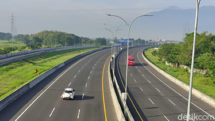 Lengangnya Tol Sidoarjo di Hari Kedua Lebaran Masa larangan mudik 2021 akan berlaku hingga 17 Mei mendatang. Sehingga di hari kedua Lebaran ini, jalan tol dari arah Surabaya ke Malang atau sebaliknya tampak lengang.