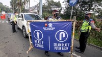 Kendaraan yang diperbolehkan melintasi jalur wisata Puncak Bogor hanya kendaraan plat F (Bogor) selain plat tersebut diputar balik petugas.
