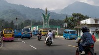Sejumlah kendaraan melintasi jalur wisata Puncak, Cisarua, Kabupaten Bogor, Jawa Barat. Tak tampak terjadinya kepadatan kendaraan hingga menyebabkan kemacetan di ruas jalan jalur wisata Puncak Bogor tersebut.