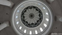 Keunikan dan keindahan masjid ini pun menjadi magnet pagi masyarakat pada libur Lebaran tahun ini. Dari pantauan detikcom, masjid ini cukup ramai dikunjungi.
