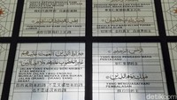 Terdapat ornamen ayat dan juga asmaul husna pada kaca. (Putu Intan/detikcom)