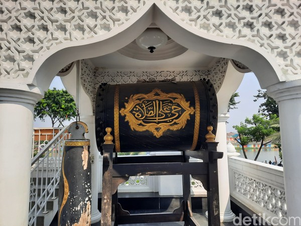 Ramli Rasidin yang merupakan seorang mualaf. Ia juga ingin agar umat atau wisatawan asing yang datang ke sana dapat lebih mudah memahami ajaran Islam. Ramli Rasidin yang merupakan seorang mualaf. Ia juga ingin agar umat atau wisatawan asing yang datang ke sana dapat lebih mudah memahami ajaran Islam.