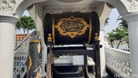 Ramli Rasidin yang merupakan seorang mualaf. Ia juga ingin agar umat atau wisatawan asing yang datang ke sana dapat lebih mudah memahami ajaran Islam.