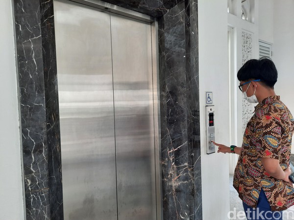 Dari segi fasilitas, masjid ini terbilang mewah. Masjid yang terdiri atas 3 lantai itu dilengkapi lift yang dapat digunakan para difabel. Dari segi fasilitas, masjid ini terbilang mewah. Masjid yang terdiri atas 3 lantai itu dilengkapi lift yang dapat digunakan para difabel.