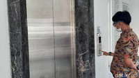 Masjid ini memiliki fasilitas yang jarang ada di masjid umumnya. Lift salah satunya. Tersedia dua lift yang dapat digunakan untuk menaiki lantai 3 hingga basement. (Putu Intan/detikcom)
